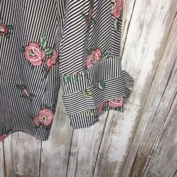 NWT Umgee Rose Striped Button Down Blouse - Picture 4 of 9